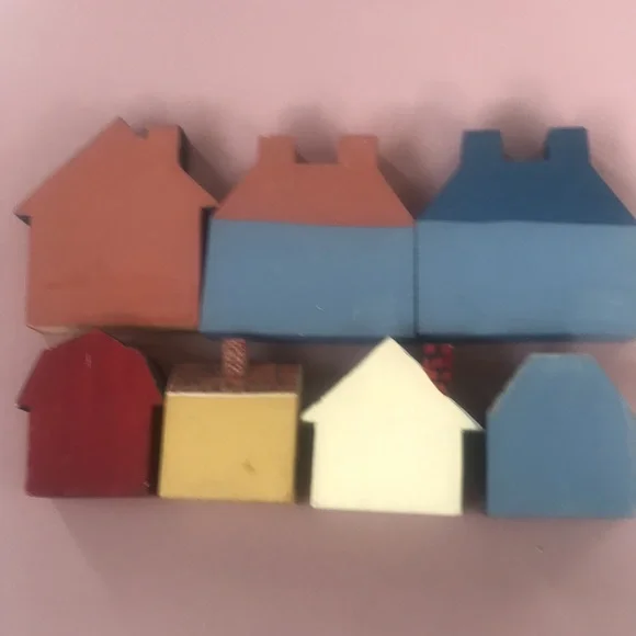 Wooden Houses- 7- 4 smaller ones, 3 larger ones - Picture 5 of 6